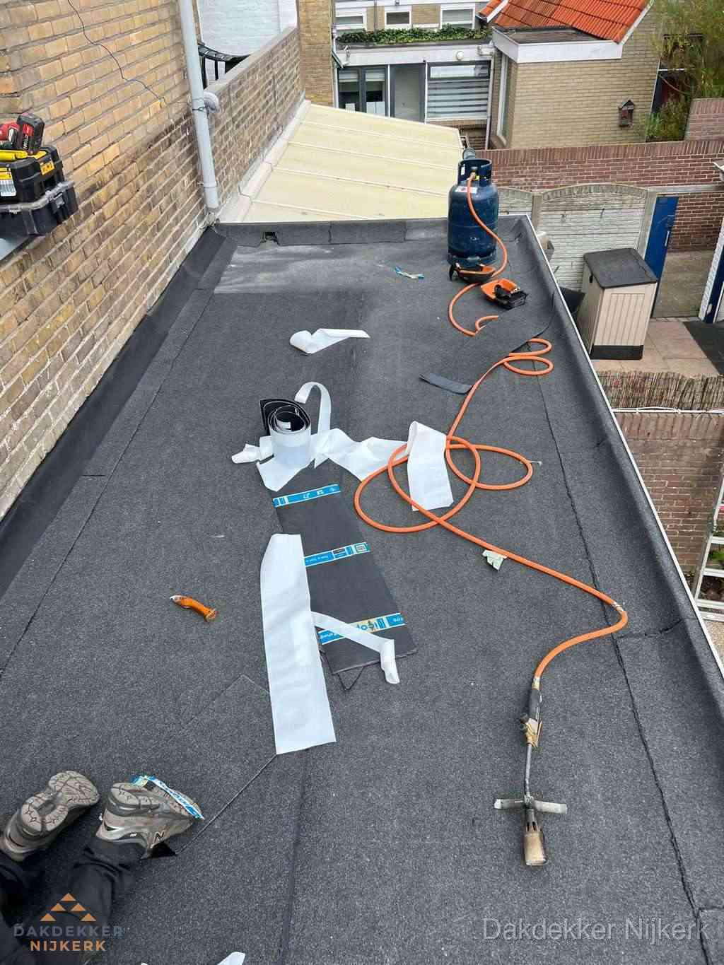 Dakdekker brengt EPDM dakbedekking aan op plat dak in Nijkerk