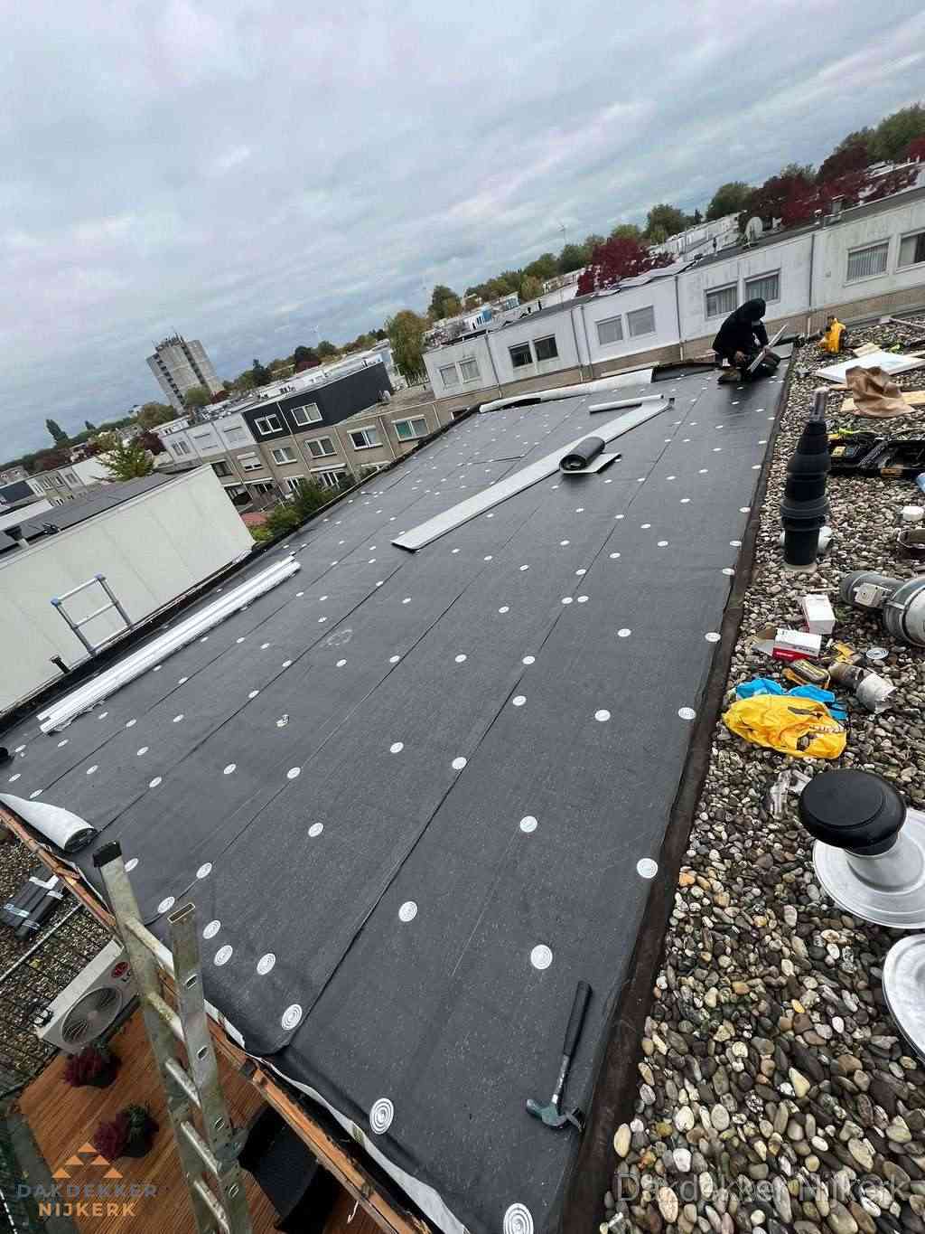 Dakleer vervangen op groot plat dak door dakdekker in Nijkerk